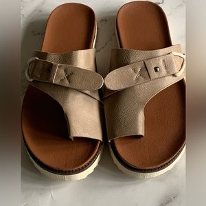NWOT tan sandals